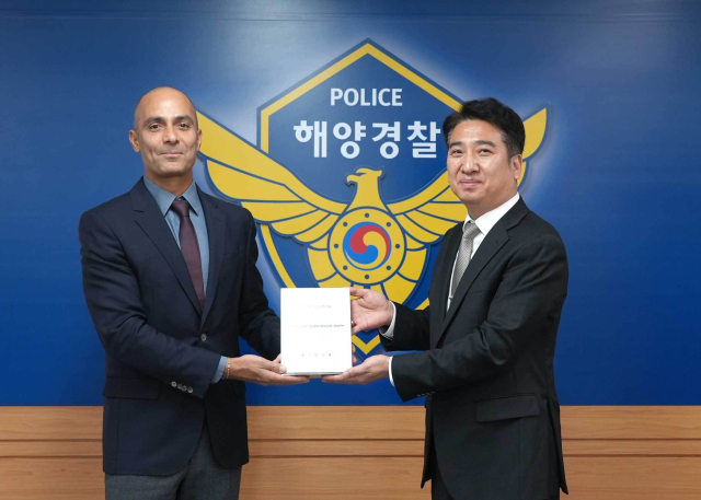 14일 남해지방해양경찰청은 중국산 위조 명품 7500여 개를 밀수입해 판매한 혐의로 4명을 붙잡고 40대 판매책 A 씨를 구속 송치했다고 밝혔다. 사진은 남해해경청이 루이비통으로부터 감사패를 받는 모습. 남해지방해양경찰청 제공