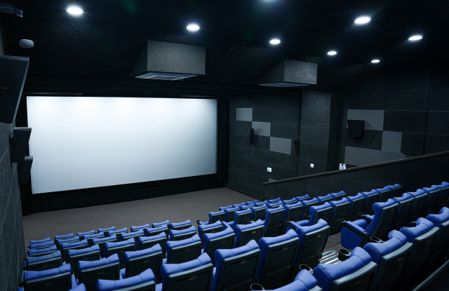 17일 개관하는 서부산영상미디어센터 내 상영관 '모두극장' 모습. 85석 규모로 내달 17일까지 한 달간 영화를 무료로 상영하는 '개관영화제'가 열린다. 서부산영상미디어센터 제공