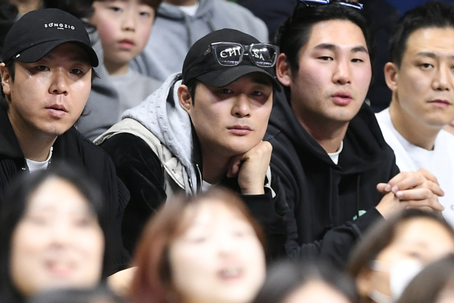 14일 부산 사직실내체육관에서 열린 부산 KCC와 안양 정관장 경기를 찾은 김하성. KBL 제공