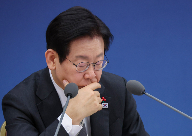 이재명 대통령이 지난 12일 세종시 정부세종컨벤션센터에서 열린 교육부·국가교육위원회·법제처 업무보고에서 자료를 보며 보고를 경청하고 있다. 연합뉴스