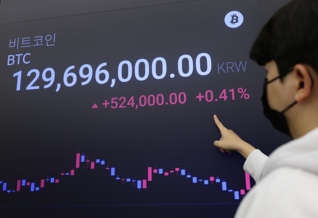 지난 2일 비트코인 시세가 8만 5000달러 부근에서 움직이던 모습. 이날 서울 강남구 업비트 라운지 전광판에 비트코인 시세가 표시돼 있다. 연합뉴스