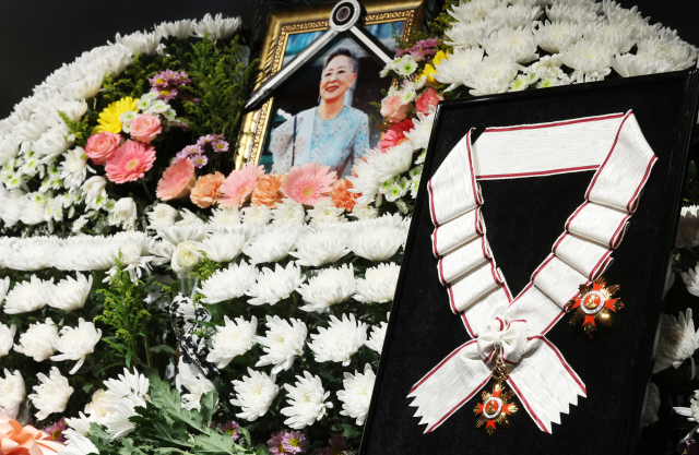 14일 오후 서울 중구 충무로 서울영화센터에 마련된 원로배우 고 김지미 추모공간에 고인에게 추서된 금관문화훈장이 놓여있다. 연합뉴스