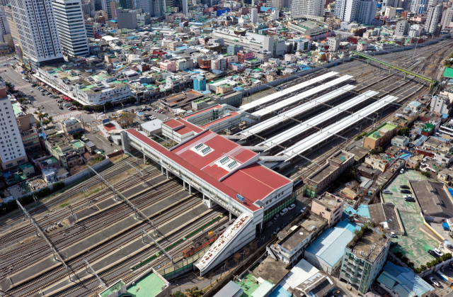 부산 부산진구 부전역 입구(위)와 부전역 일대 모습. 김동우 기자·부산일보DB