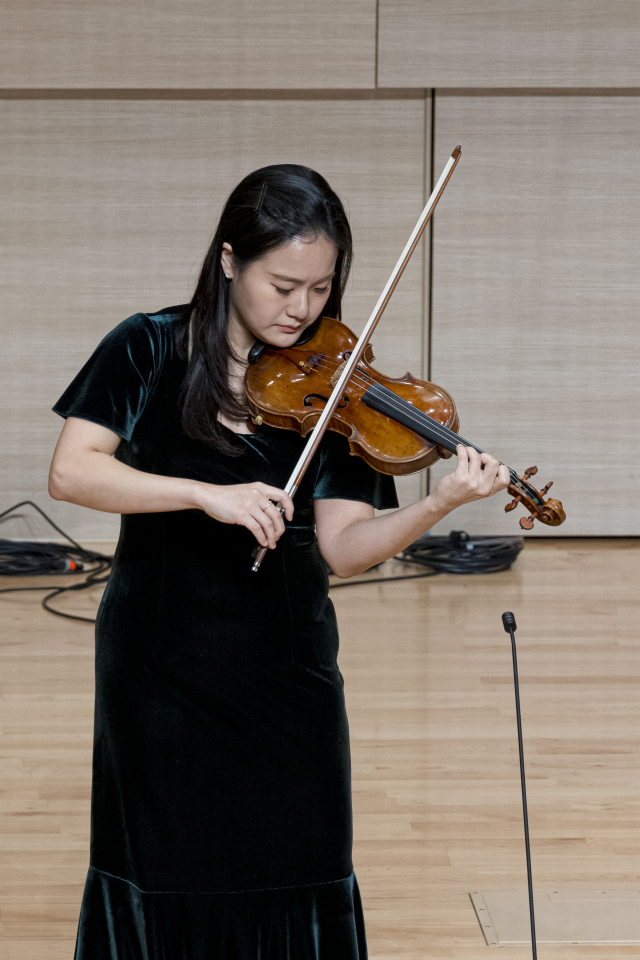 바흐 '무반주 바이올린 소나타 1번'을 연주하는 바이올리니스트 임지영 연세대 교수. 부산시립미술관 제공