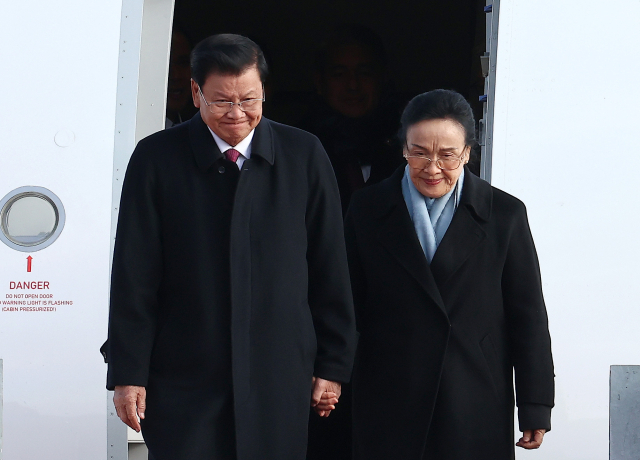 통룬 시술릿 라오스 국가주석 내외가 14일 이재명 대통령 초청으로 서울공항을 통해 공식 방한하고 있다. 연합뉴스
