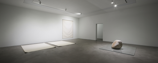 '이우환 공간' 내부 전시 작품. 왼쪽은 '물(物)과 언어', 오른쪽은 '관계항-지각과 현상'. 부산시립미술관 제공