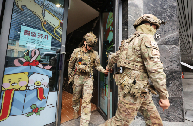 15일 경기 성남시 분당구 카카오 판교아지트 건물에 폭파 협박이 있었다는 사측의 신고가 접수돼 경찰과 군이 수색에 나섰다. 카카오는 만일의 상황에 대비해 전 직원을 재택근무로 전환토록 했다. 사진은 수색작업이 진행 중인 카카오 판교아지트. 연합뉴스