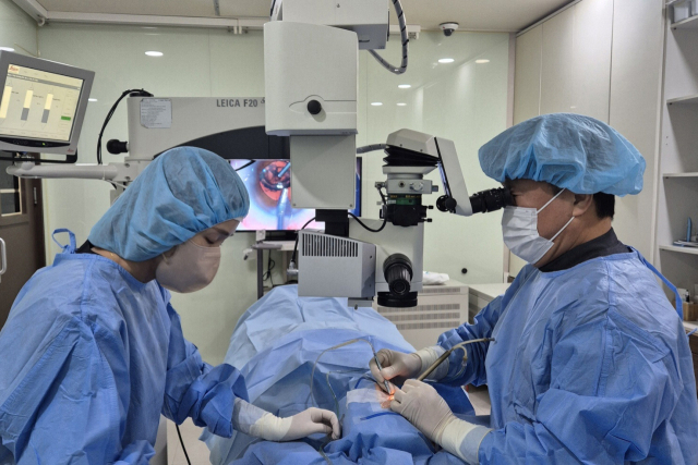 불규칙 난시와 라식수술을 받은 환자의 경우 백내장 수술 후에 오차가 발생할 수 있는데 LAL(광조절 인공수정체)은 3차례에 걸쳐 미세 조정이 가능하다. 사진은 더참안과 신동효 원장이 백내장 LAL 수술을 하고 있는 모습. 더참안과의원 제공