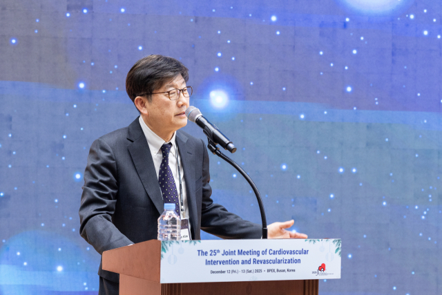 김무현 순환기연구재단 이사장이 지난 12일 부산항국제전시컨벤션센터에서 개최된 ‘심혈관 중재시술 국제학술대회’에서 인사말을 하고 있다. 동아심혈다하는내과 제공