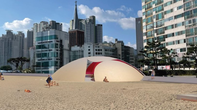 부산 수영구청은 내년부터 2028년까지 총사업비 약 100억 원을 들여 ‘광안리해변 테마거리 재정비사업’을 진행할 예정이라고 15일 밝혔다. 사진은 이번 사업을 통해 재건축되는 '테마거리 특화디자인 공중화장실' 디자인 안. 부산 수영구청 제공.