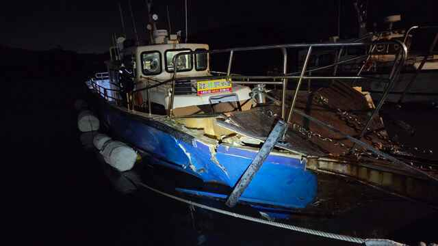 16일 부산해양경찰서에 따르면 이날 오전 5시 5분께 사하구 다대포 바다에서 9.77t(톤) 낚시어선이 갯바위를 들이받아 총 6명이 다쳤다. 부산해양경찰서 제공.