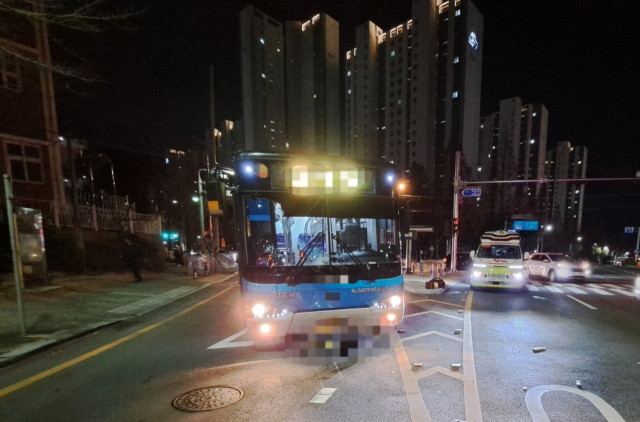 지난 15일 오후 8시 14분꼐 경남 창원시 성산구 남양삼거리에서 시내버스와 자전거가 충돌하는 사고가 발생해 출동한 소방당국이 현장을 수습하고 있다. 독자 제공