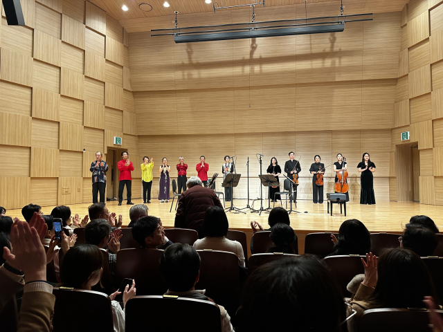 14일 오후 5시 부산 부산진구 부산콘서트홀 챔버홀에서 열린 '이우환 공간 10주년 기념 연주회: 보는 소리, 듣는 빛' 커튼콜 모습. 김은영 기자 key66@