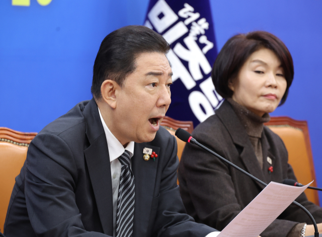 더불어민주당 김병기 원내대표가 16일 서울 여의도 국회에서 열린 원내대책회의에서 발언하고 있다. 연합뉴스