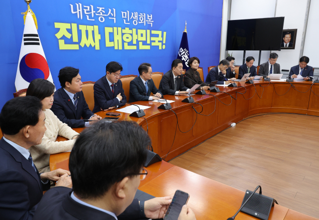 더불어민주당 김병기 원내대표가 16일 서울 여의도 국회에서 열린 원내대책회의에서 발언하고 있다. 연합뉴스