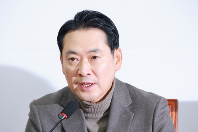 국민의힘 장동혁 대표가 16일 국회에서 제프 로빈슨 주한호주대사를 만나 인사말하고 있다. 연합뉴스