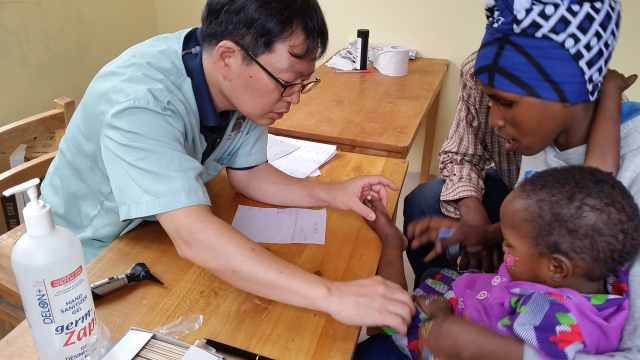 케냐와 탄자니아 등에서 의료 봉사를 이어온 의사 이대성(왼쪽) 씨. (사)부산사람이태석기념사업회 제공