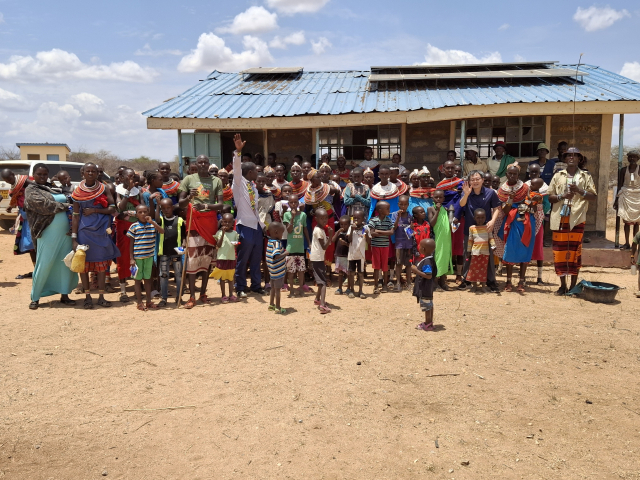 이대성 씨와 케냐 레수루아 주민들. (사)부산사람이태석기념사업회 제공