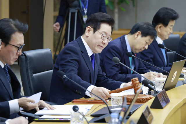 이재명 대통령이 16일 정부세종청사에서 열린 국무회의에서 개회 선언을 하고 있다. 대통령실통신사진기자단 제공
