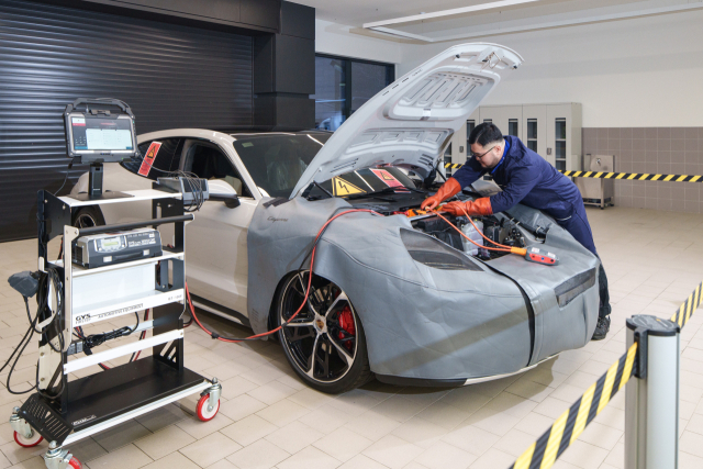 포르쉐 서비스 센터의 전기차 수리 모습. 포르쉐코리아 제공