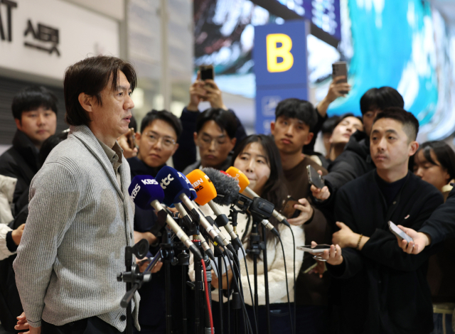 국제축구연맹(FIFA) 2026 북중미 월드컵에 나서는 홍명보 축구대표팀 감독이 월드컵 조 추첨식 참석과 베이스캠프 답사를 마치고 12일 인천국제공항을 통해 귀국한 뒤 취재진과 인터뷰를 하고 있다. 연합뉴스