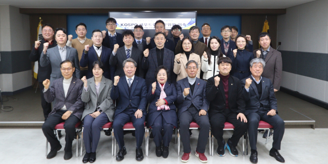 권영희 부산지방세무사회장(앞줄 왼쪽 네 번째)과 박영철 한국남부발전 기획관리부사장(앞줄 왼쪽 세 번째)이 전담 자문위원 위촉 후 세무사들과 기념촬영을 하고 있다. 남부발전 제공