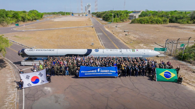 우주발사체 기업 이노스페이스가 17일 오후 3시45분(현지시간 18일 오전 3시45분) 브라질 알칸타라 우주센터에서 발사체 '한빛-나노'를 발사한다. 사진은 '한빛-나노' 앞에선 임직원과 브라질 공군 모습. 이노스페이스 제공