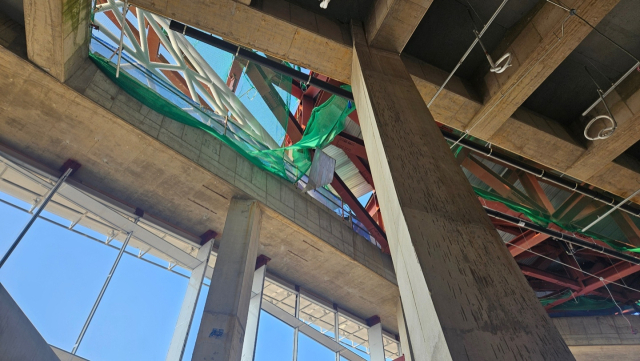 17일 오전 9시 10분께 부산 중구 오페라하우스 건설 현장에서 40대 남성 A 씨가 지붕 층을 작업하던 중 추락해 숨졌다. 부산 중부경찰서 제공