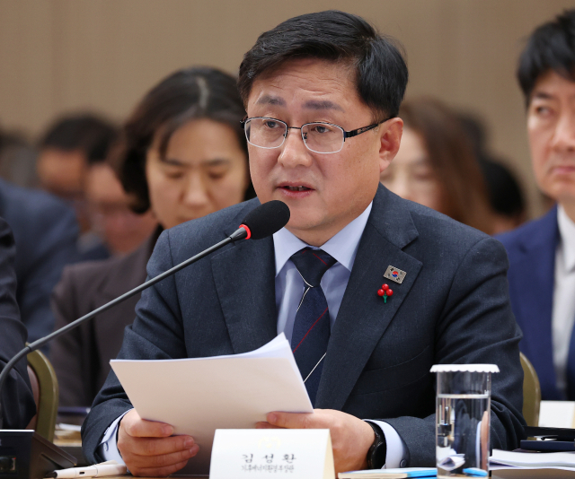 김성환 기후에너지환경부 장관이 17일 오후 정부세종컨벤션센터에서 이재명 대통령에게 업무보고를 하고 있다. 연합뉴스