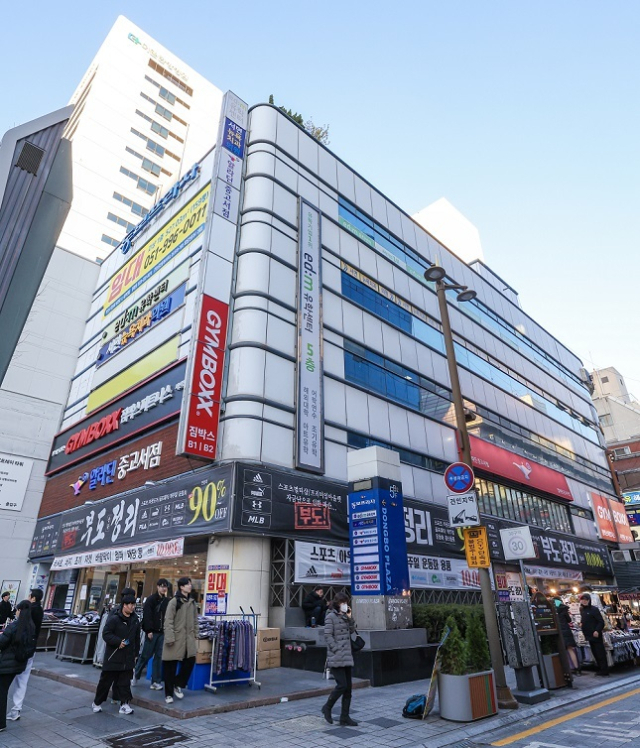 부산에서 땅값이 가장 비싼 동보프라자. 2021년 동보프라자가 기존 금강제화를 제치고 1위를 차지하고 있다. 부산일보 DB