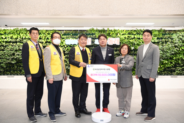 부산금강라이온스클럽(정상호 회장)은 지난 9일 동래구 사직3동과 온천1~3동 차상위 계층 어르신들에게 보청기 2대(1000만 원 상당)와 돋보기 100개를 전달했다.