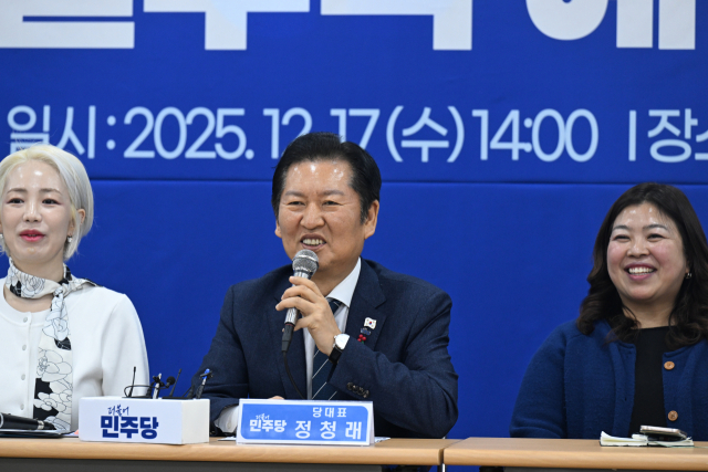 17일 강원 강릉시 금학동 중부새마을금고 본점에서 열린 강릉 물 부족 예산 확보 보고회에 참석한 정청래 대표가 미소 짓고 있다. 연합뉴스