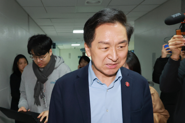 김건희특검이 '로저비비에 클러치백 수수 의혹'과 관련해 국민의힘 김기현 의원실과 자택 등에 대해 압수수색에 착수한 17일 국회의원회관 내 사무실에 김 의원이 도착하고 있다. 연합뉴스