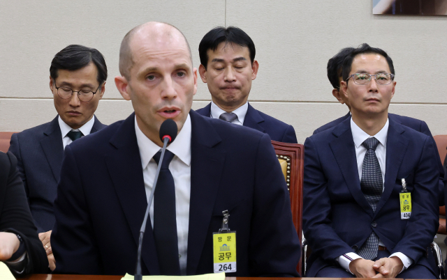17일 국회 과학기술정보방송통신위원회에서 열린 쿠팡 침해사고 관련 청문회에 증인으로 출석한 해롤드 로저스 쿠팡 대표이사가 의원들 질의에 답변하고 있다. 왼쪽부터 조용우 쿠팡 국회·정부 담당 부사장, 로저스 대표. 민병기 쿠팡 대외협력 총괄 부사장, 김명규 쿠팡이츠서비스 대표. 연합뉴스