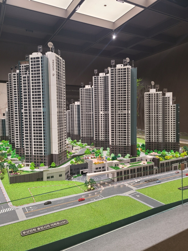 해당 아파트의 조감도와 모델하우스 내 모형. 대우건설 제공