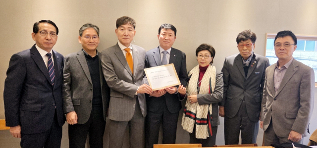 신공항과 거점항공사 추진 부산시민운동본부가 17일 부산 연제구 한 식당에서 가덕도신공항건설공단 이윤상(왼쪽 네 번째) 이사장 등과 간담회를 갖고 국토교통부 장관의 부산 방문과 조속한 입찰 절차 진행 등을 건의했다. 부산시민운동본부 제공