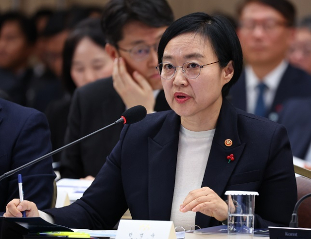 한성숙 중소벤처기업부 장관이 17일 정부세종컨벤션센터에서 이재명 대통령에게 업무보고를 하고 있다. 연합뉴스