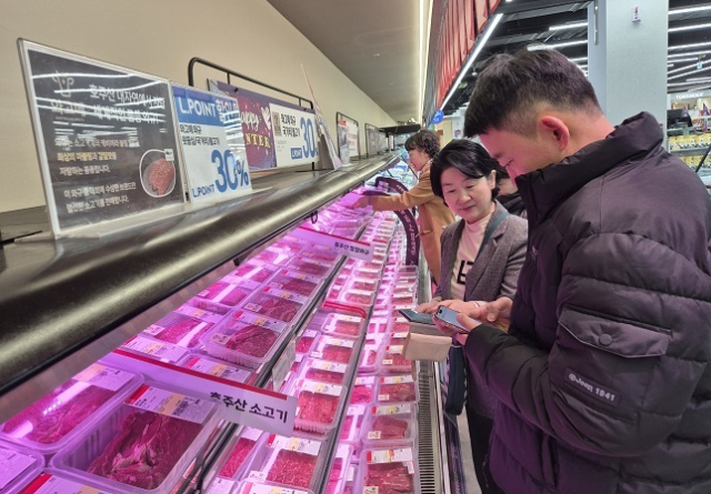 축산물품질평가원 충북지원이 한 대형마트에서 소비자들을 대상으로 이력정보 조회앱을 시연해보고 있다. 축평원 제공