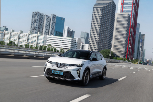 르노코리아 ‘세닉 E-테크 100 일렉트릭’ 주행모습.르노코리아 제공