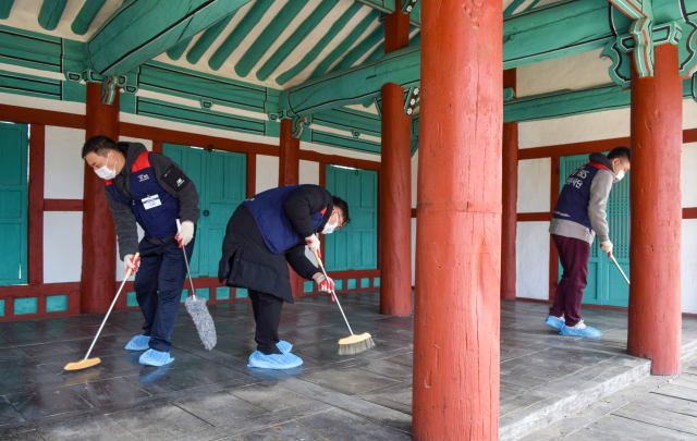 현대모비스 임직원과 가족들이 경남 창원 진해현 관아에서 목조건축물 먼지제거 활동, 건물 내외 청소 등 문화재 보존 활동을 진행하고 있다.현대모비스 제공