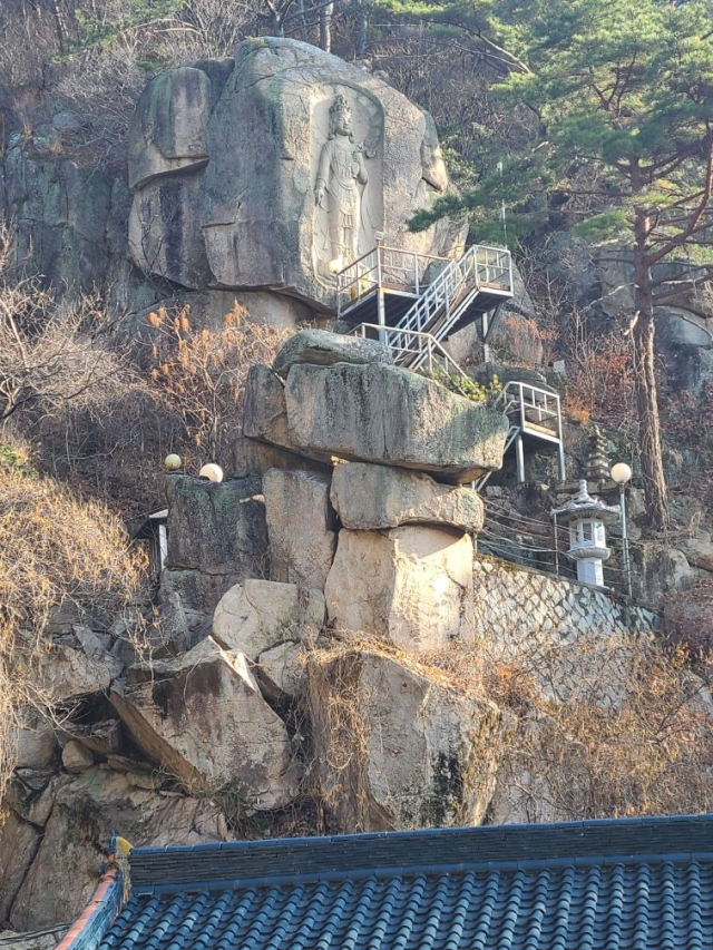 낙석 위험이 제기되는 부산 동래구 금강대 옥불사 공개바위. 독자 제공