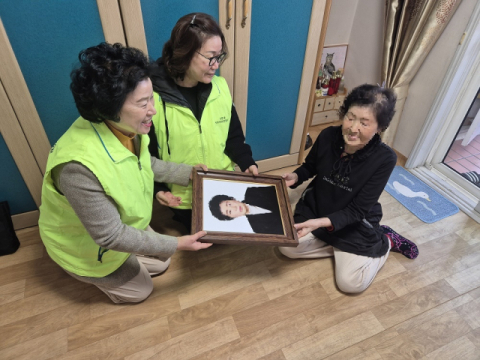 북구 덕천1동 지사협, 홀로 어르신 장수사진 전달하며 한 해 사업 마무리