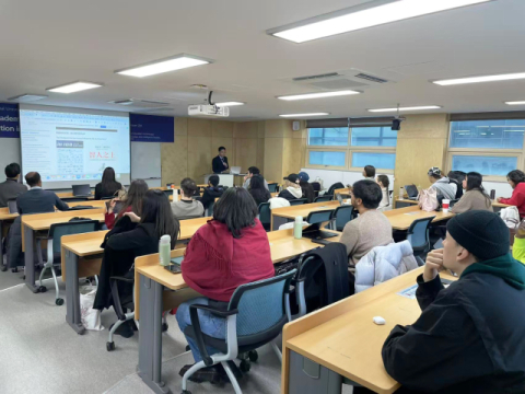 부산대 국제전문대학원 특강 토론회 사진.