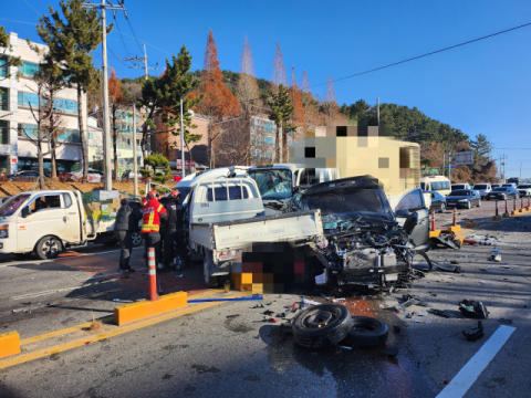 경남 창원시에서 12중 추돌사고… 15명 경상