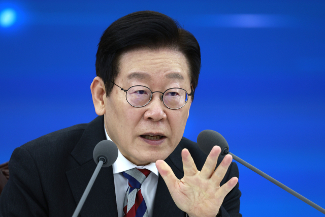 이재명 대통령이 18일 서울 용산구 국방부에서 열린 국방부·국가보훈부 업무보고에서 발언하고 있다. 연합뉴스