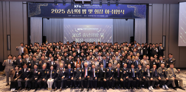 한국프랜차이즈산업협회 부산울산경남지회는 지난 17일 롯데호텔부산에서 2025 송년의밤 및 회장 이·취임식을 개최했다.