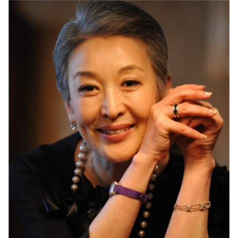 '1세대 연극 스타' 배우 윤석화 뇌종양 투병 중 별세