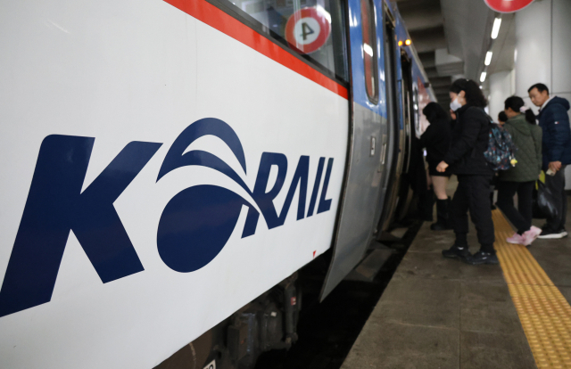 지난 11일 오전 대전역에서 승객들이 무궁화호 열차에 탑승하고 있다. 연합뉴스