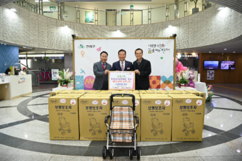 충원교회, 연제구에 어르신용 보행차 기부