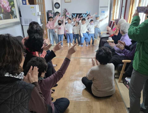동래구 명장2동 꼬마피카소어린이집, 연말 맞아 경로당 위문공연 개최